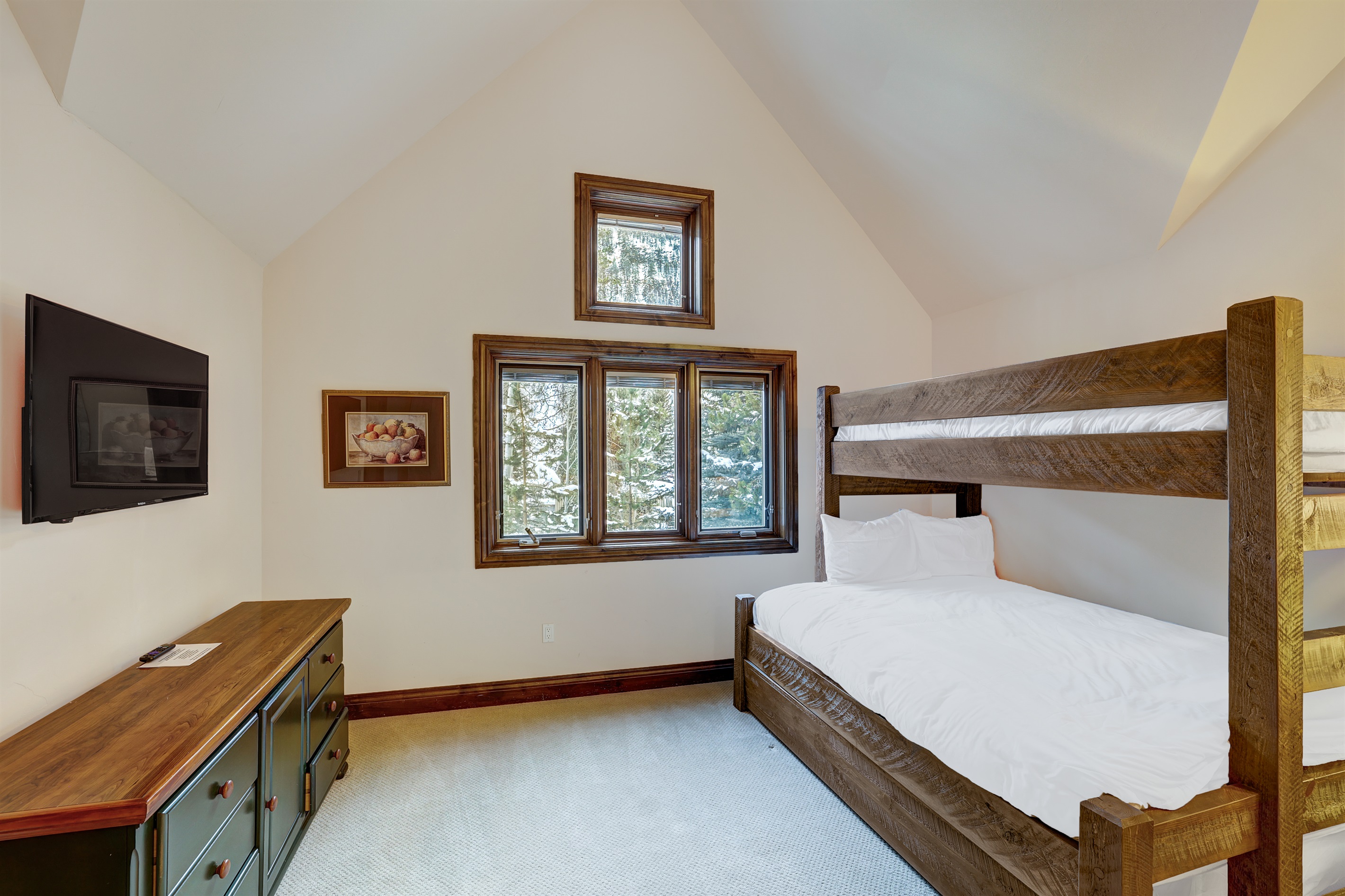 Bedroom 3 - Queen + 2 twins