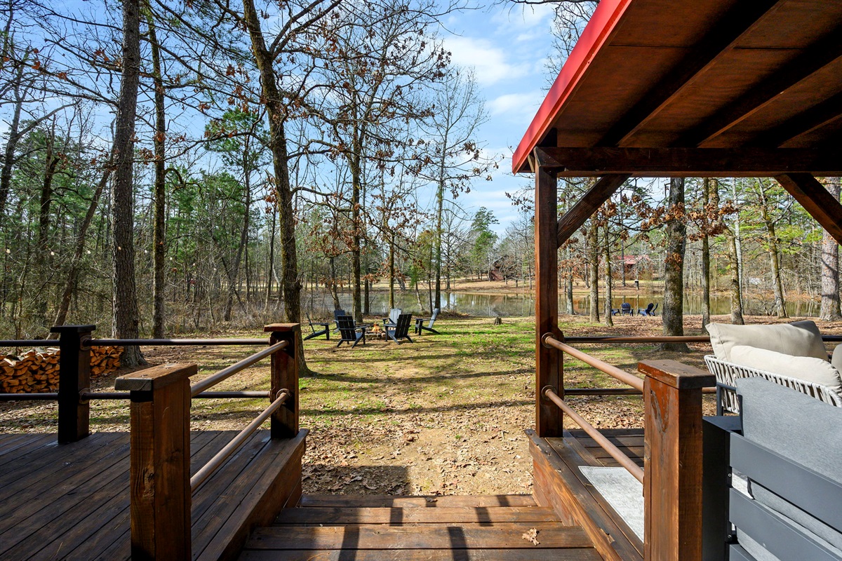 Classic cabin architecture surrounded by trees, with generous parking and easy access. A refined mountain escape designed for comfort from the moment you arrive.