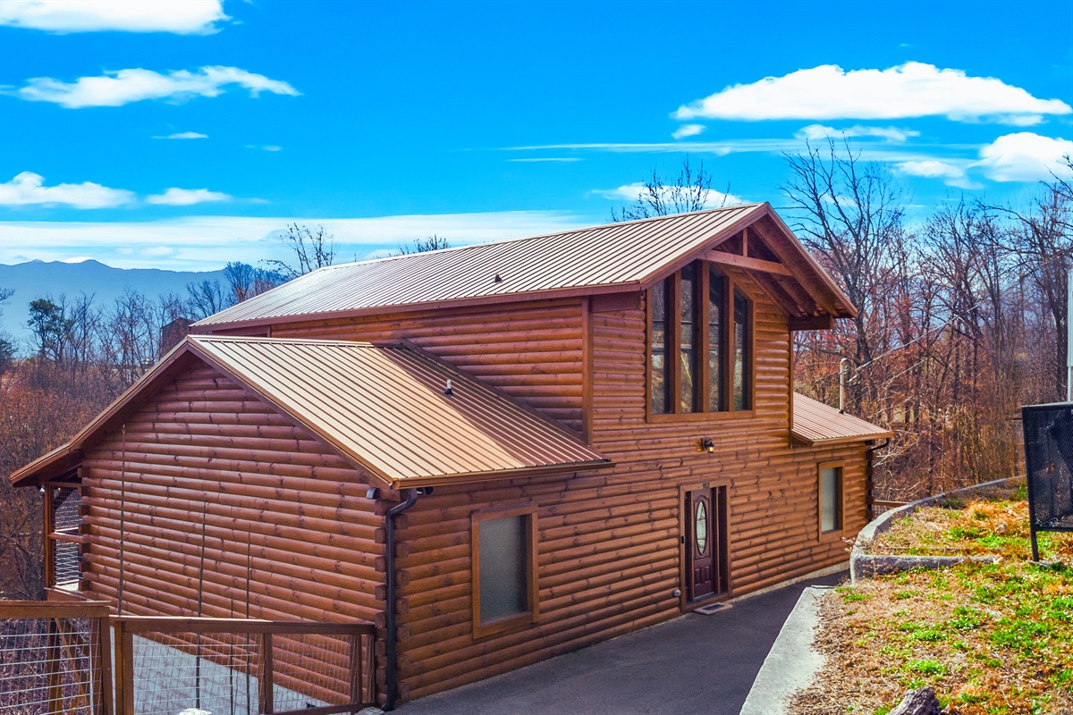 Exterior front look of CliffHanger Cabin