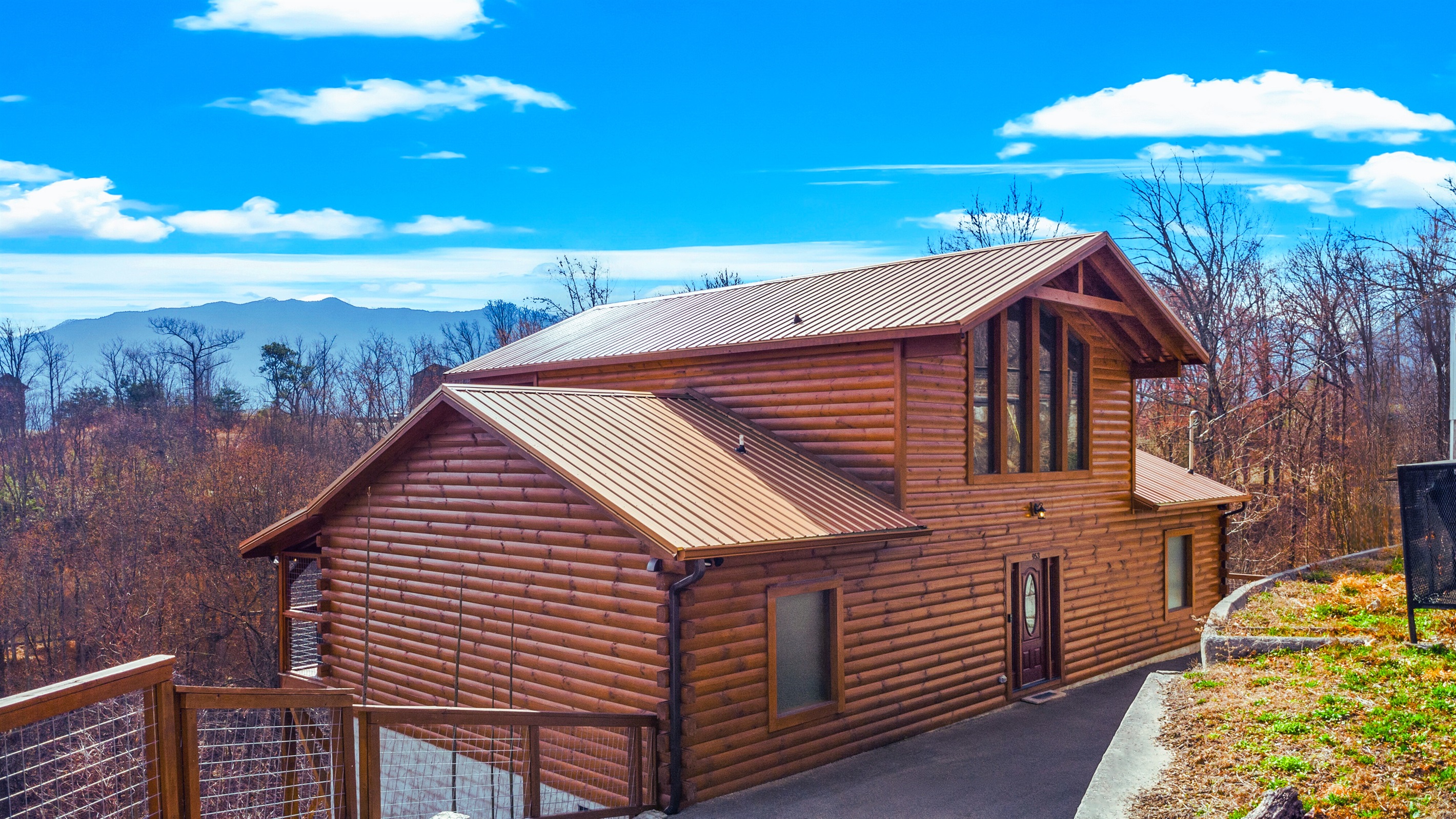 Exterior front look of CliffHanger Cabin