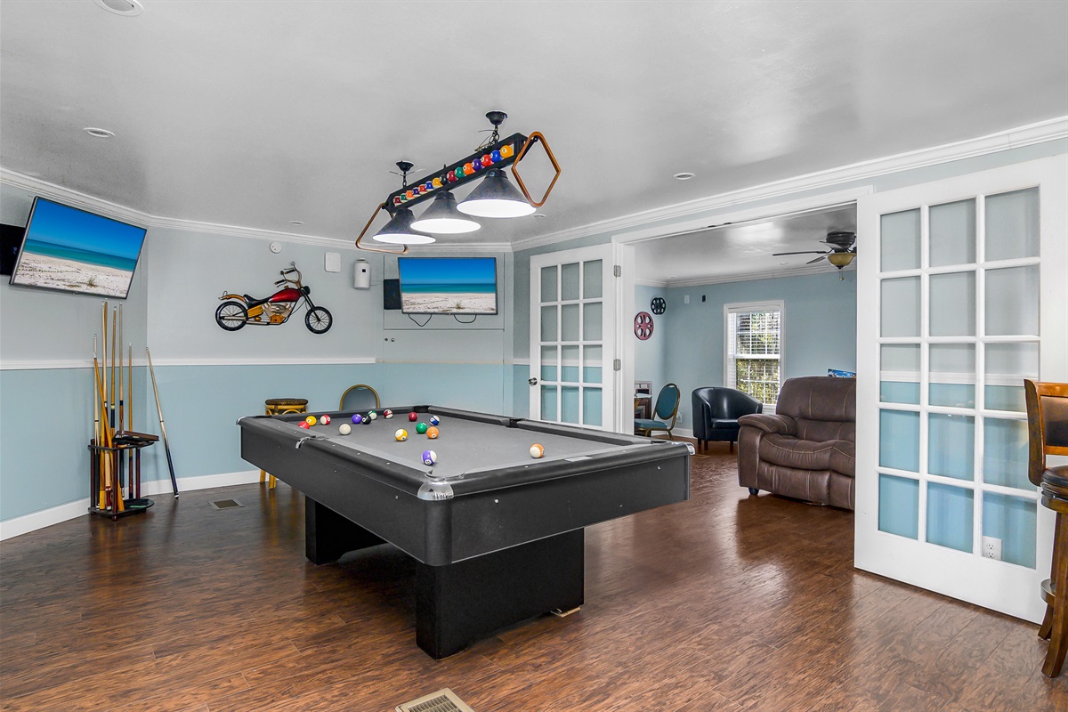 Sports Bar & Pool Table