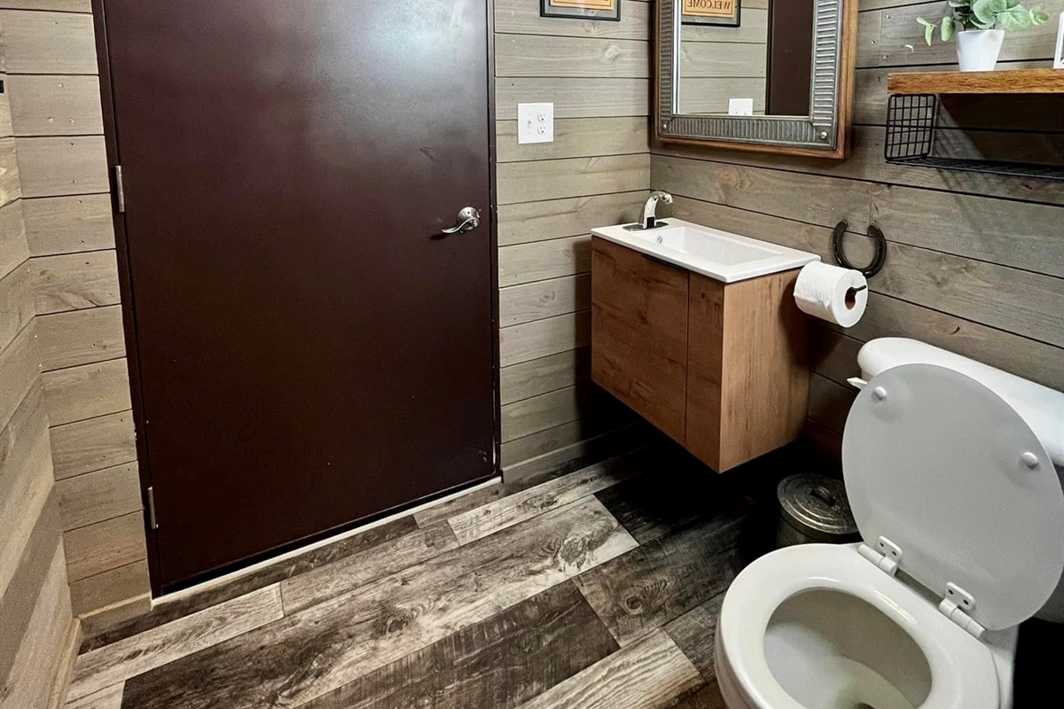 Bathhouse & bathroom 10 steps away. Open year-round!