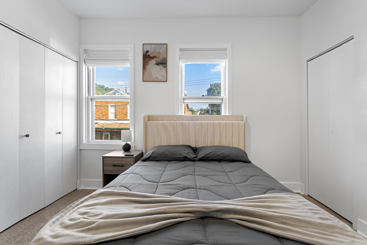 Bedroom 1, Queen bed
