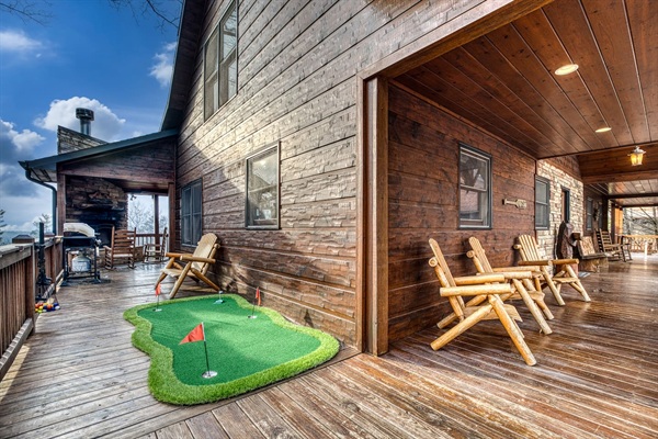 Mountain views from the wrap-around porch. Plenty of outdoor games to play! Giant jenga, cornhole/bags, ball toss, ring toss, plus mini golf putt-putt! 