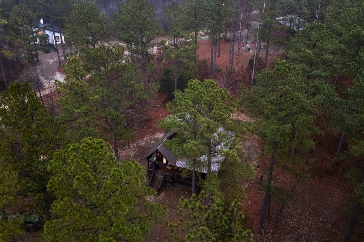 An aerial view shows how quietly B’s Retreat sits among the trees, offering a true sense of escape.