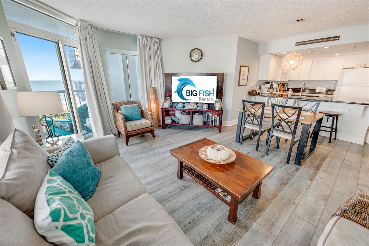 Living Room with Stunning Views🌊☀️