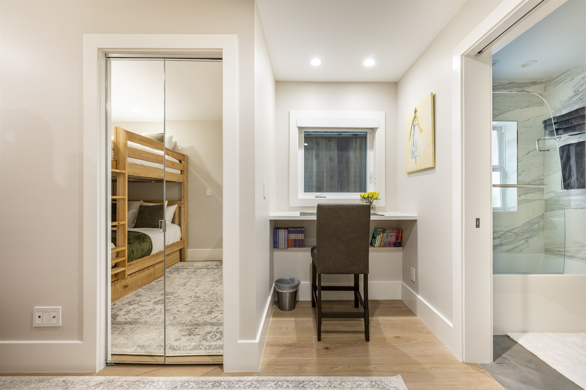 Comfy Workspace, walk-in Closet and Ensuite Bathroom