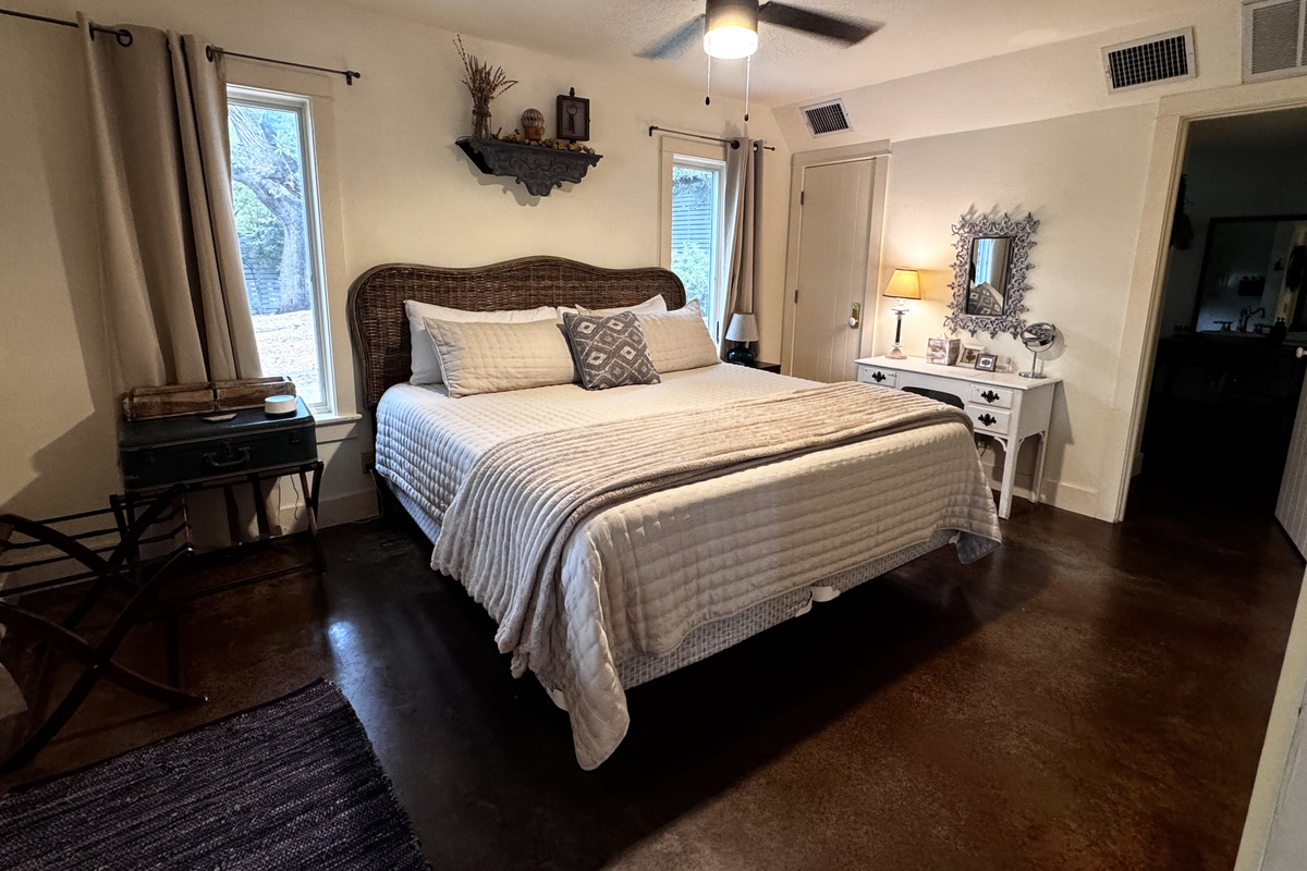 King bed with private en suite bathroom