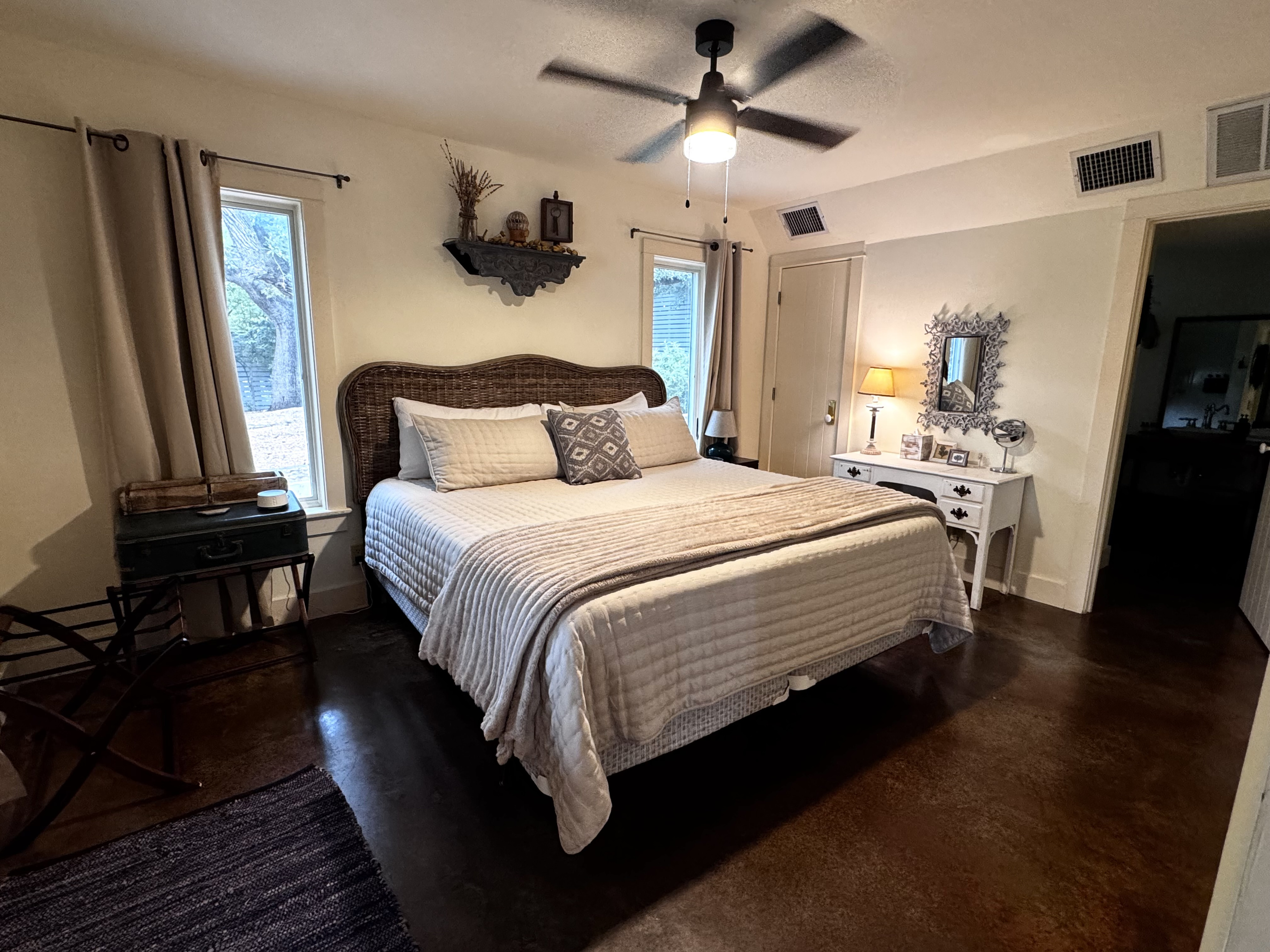 King bed with private en suite bathroom