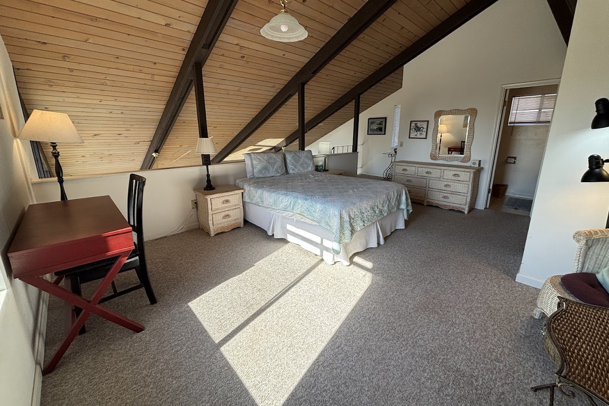 Upstairs bedroom with en-suite bathroom