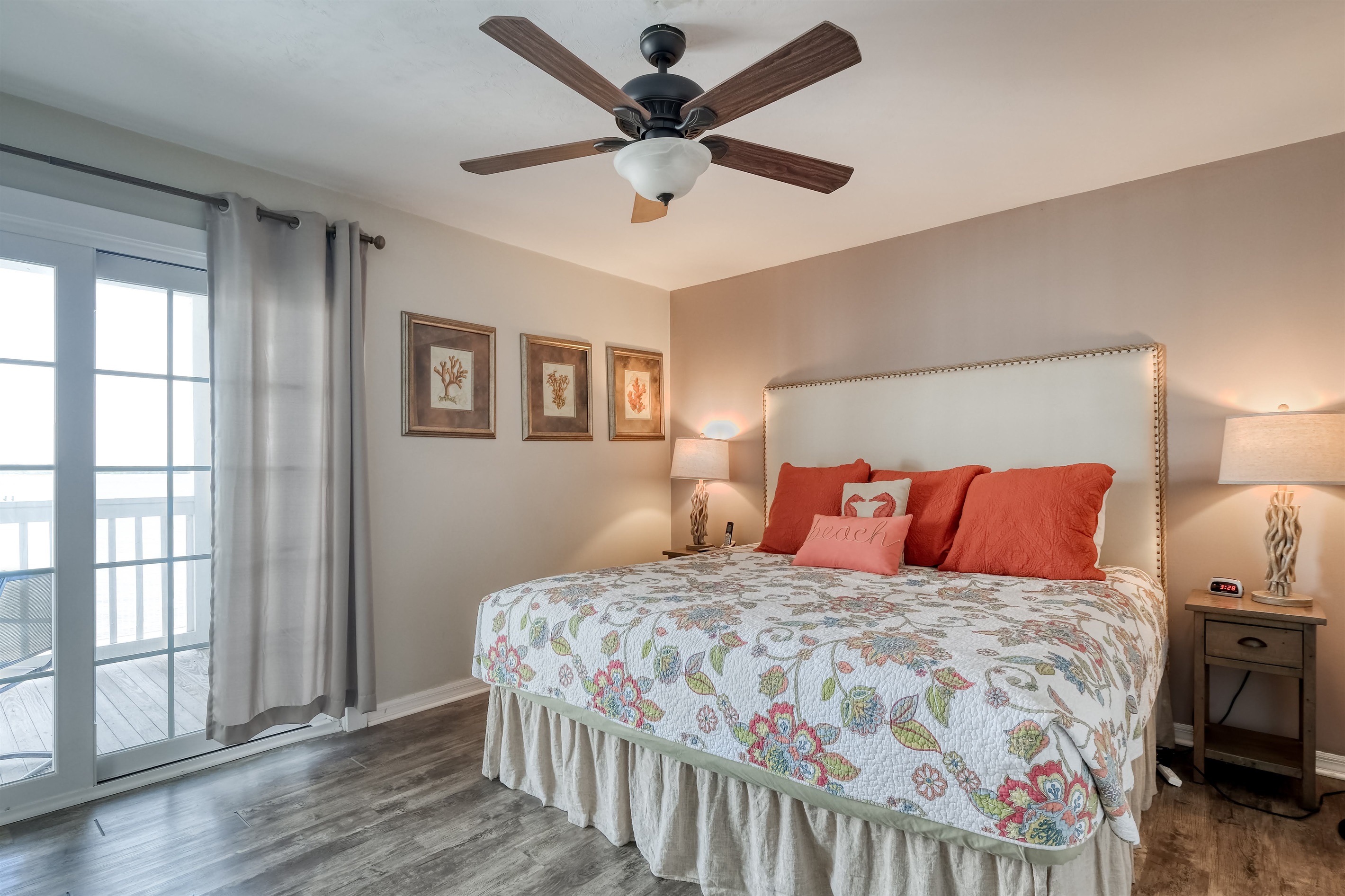 Bedroom with king size bed