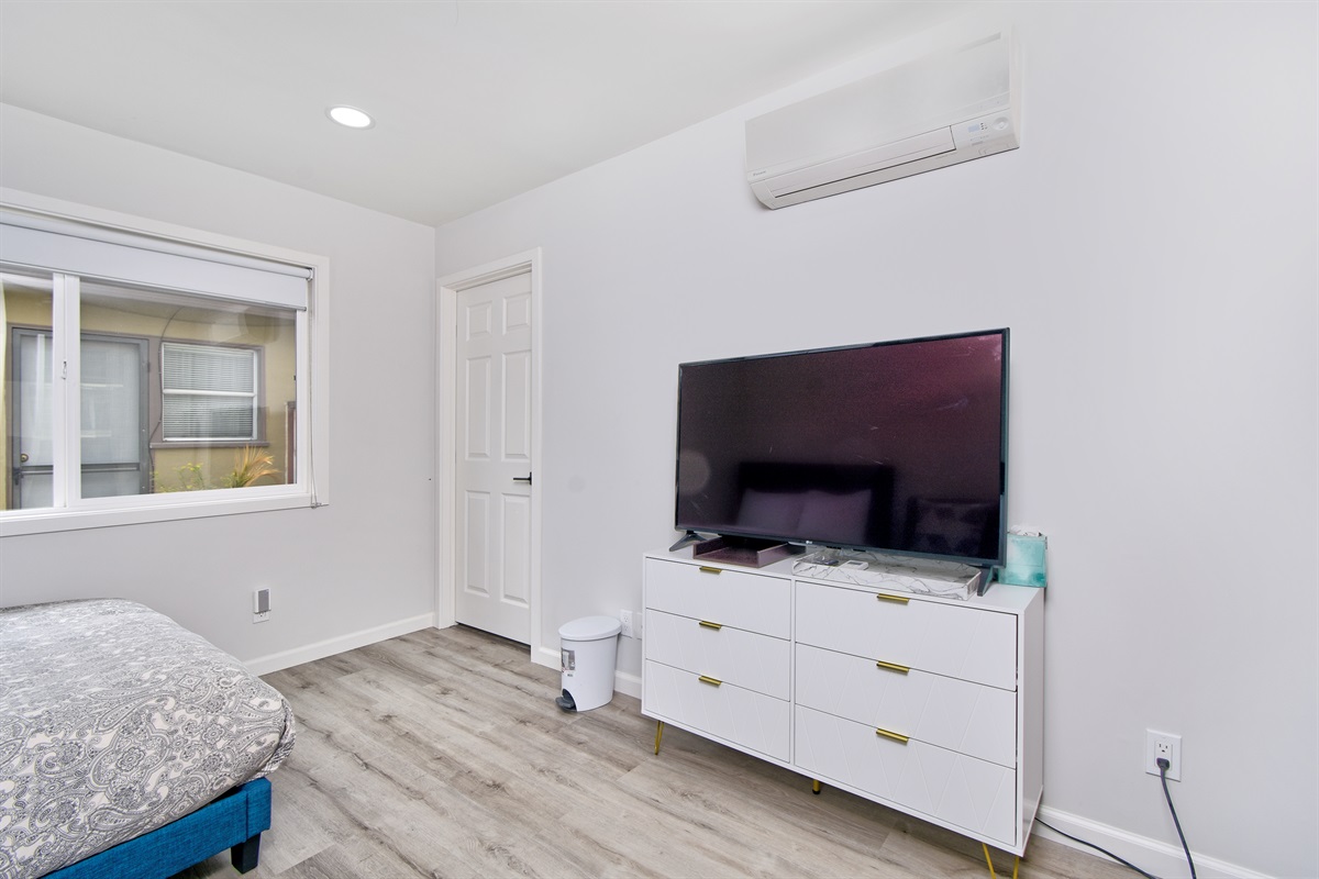 08-1362-shortridge-unit-b-jadu-bedroom-with-tv-and-mini-split-ac
