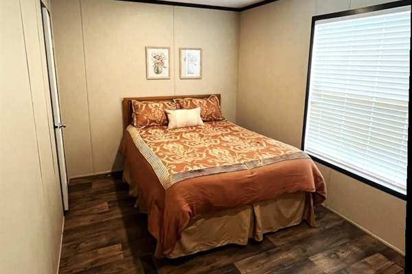 


Queen Bed
