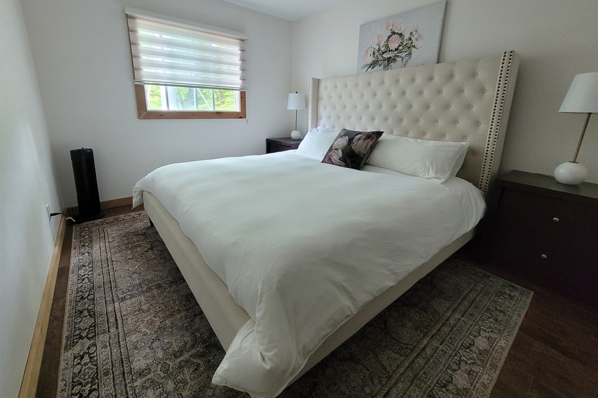 Queen bed in Bedroom Five
