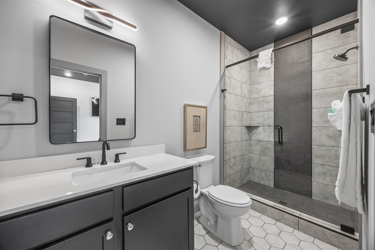 En-suit bathroom of bedroom #2