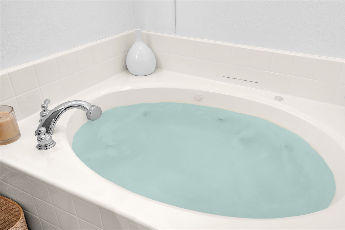 🛁 Spa-Style Soaking Tub  Unwind in the deep soaking tub—a perfect spot to relax and recharge after a day of golf, pool time, or desert exploration.