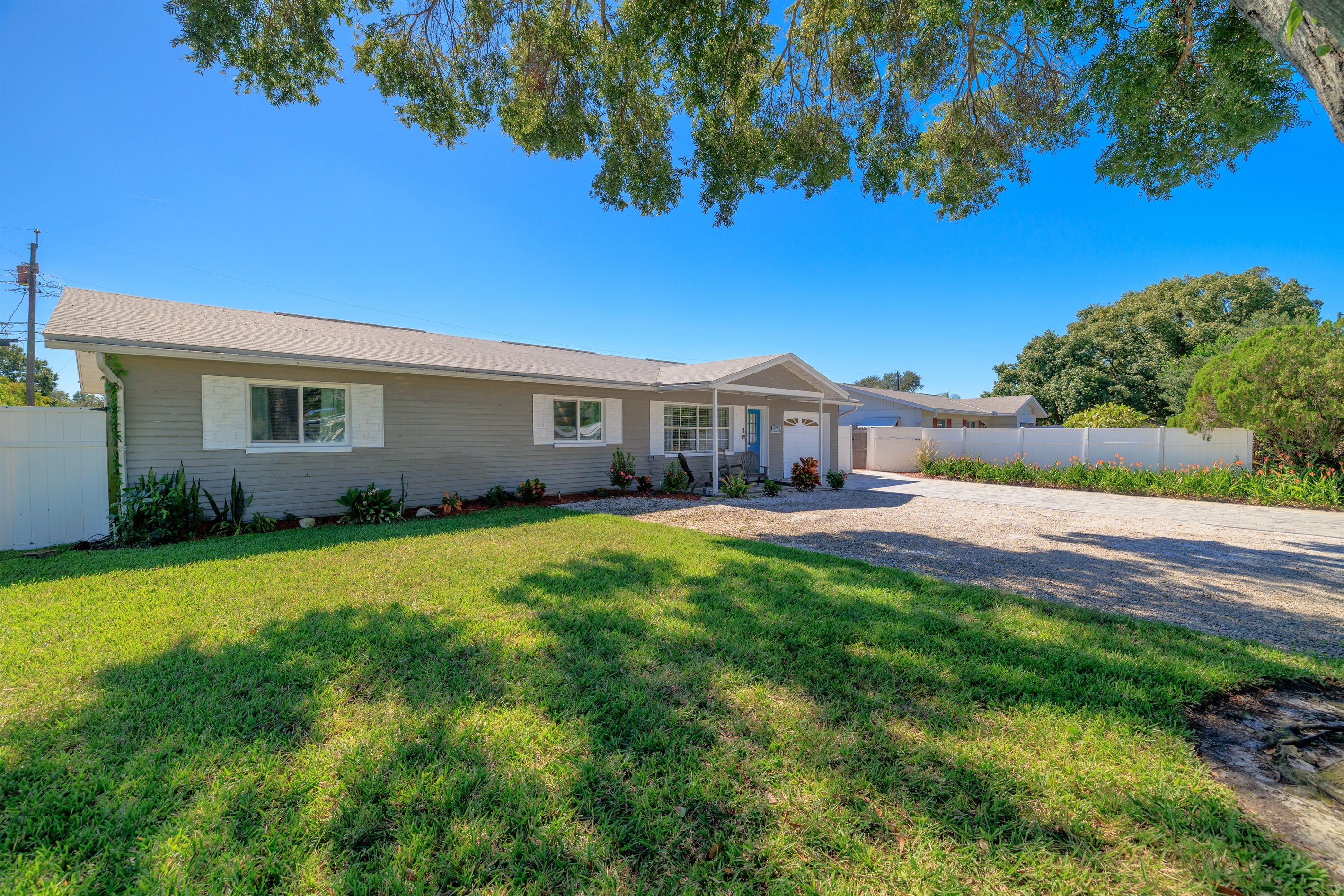 Lovely front yard with flowers and lots of parking!