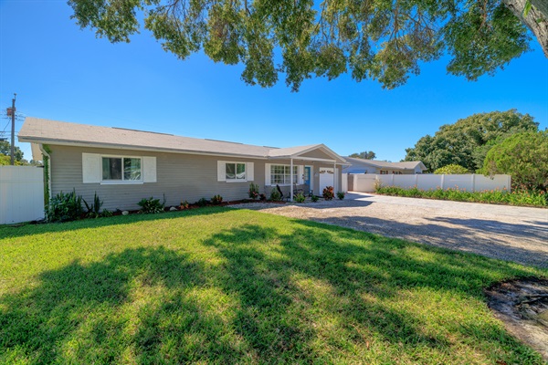 Lovely front yard with flowers and lots of parking!