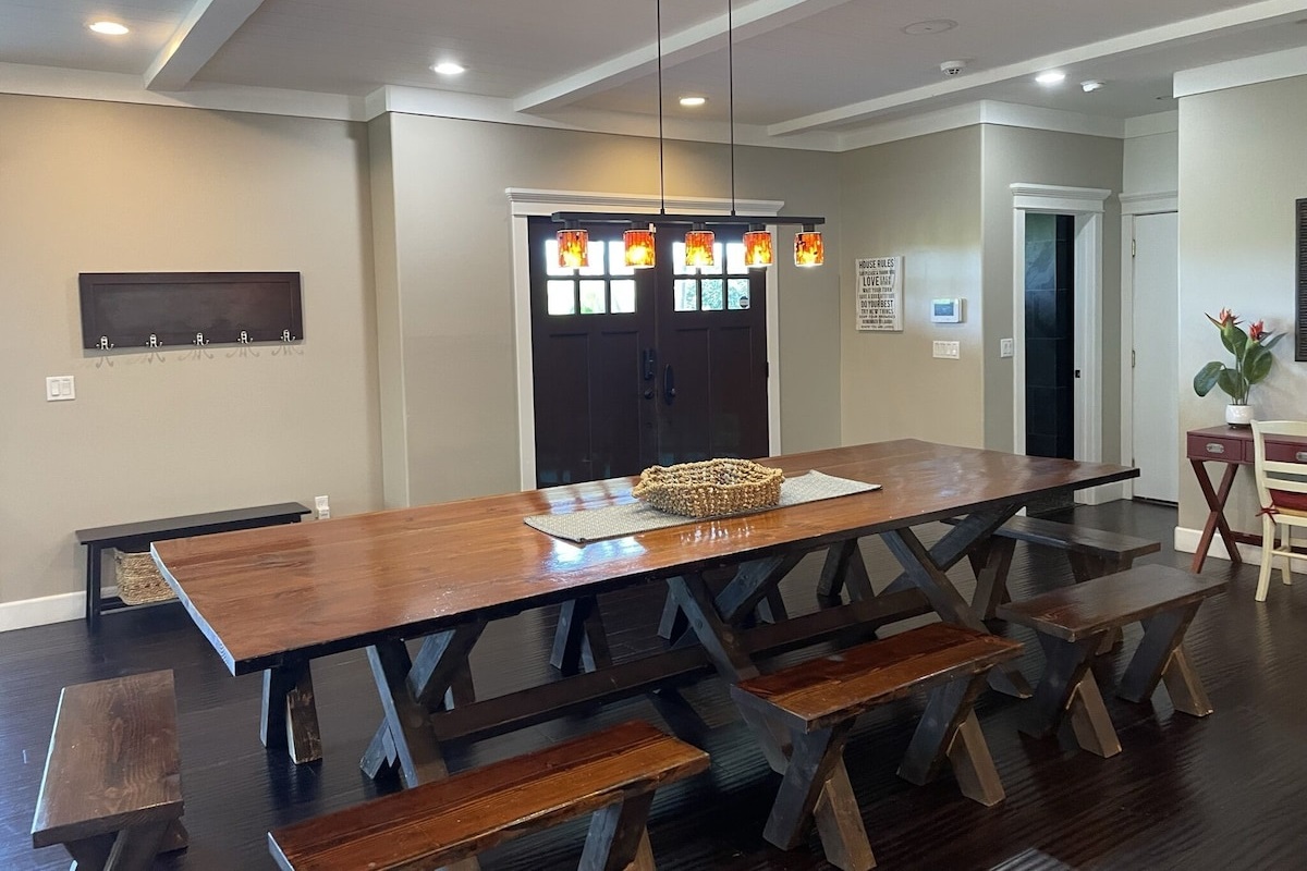 Seating at the dining table for 16+ people.