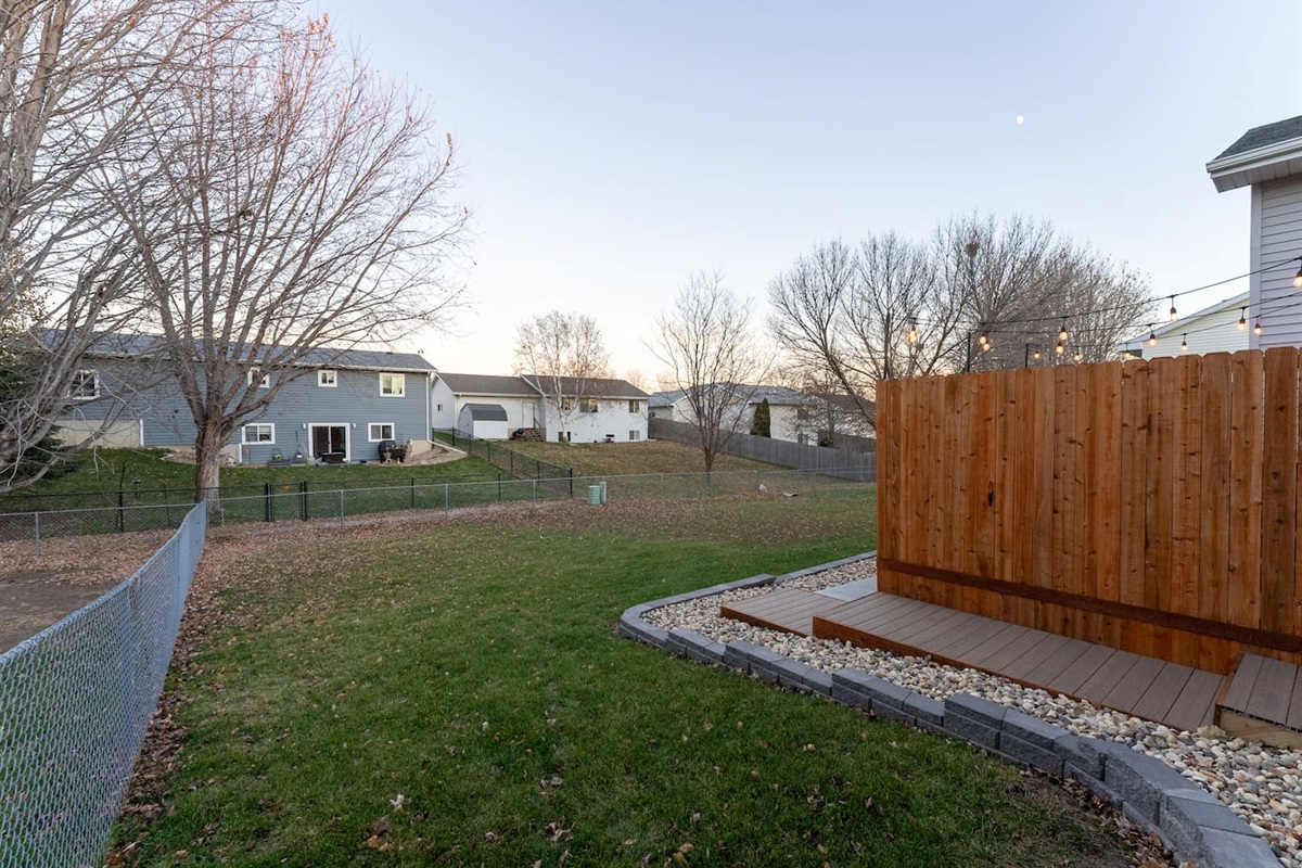 Fenced backyard private Hot-Tub and patio!