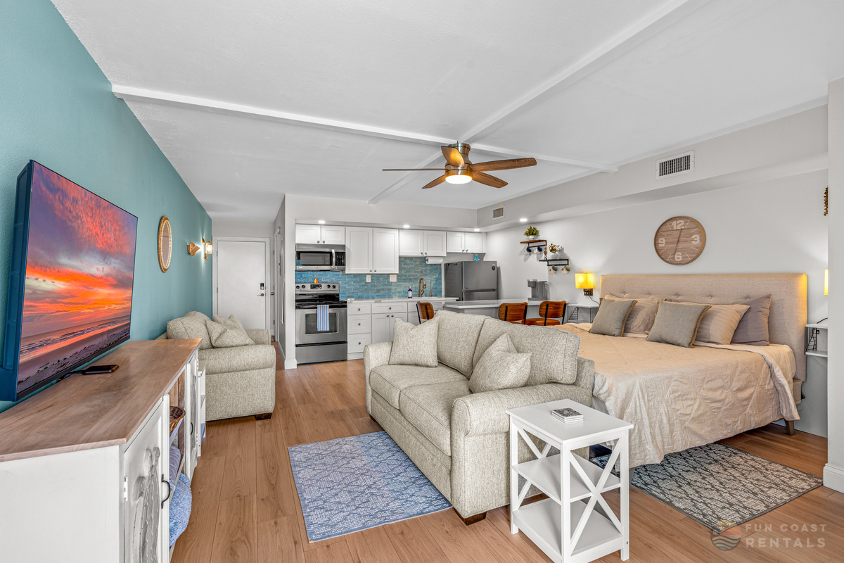 Studio with King Bed, Lounging Area and Smart TV