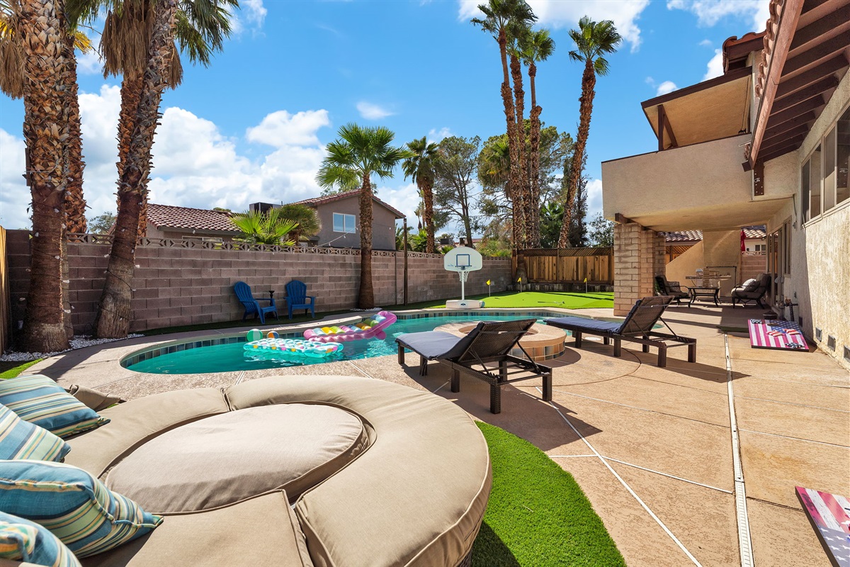 Oasis backyard with pool, mini golf, basketball, bbq, day bed, games!