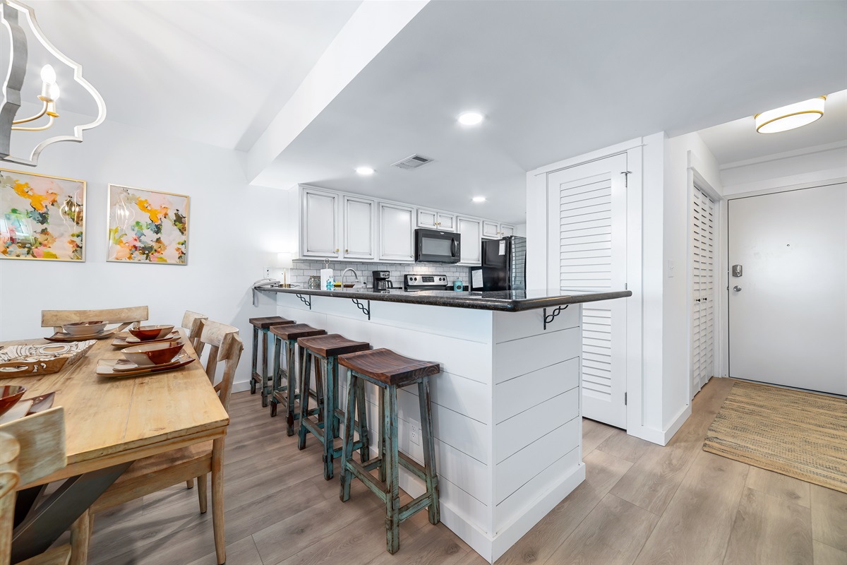 This spacious kitchen bar with seating for four is the perfect spot for casual meals, morning coffee, or gathering with friends. It's the ideal space to socialize while keeping the chef company.