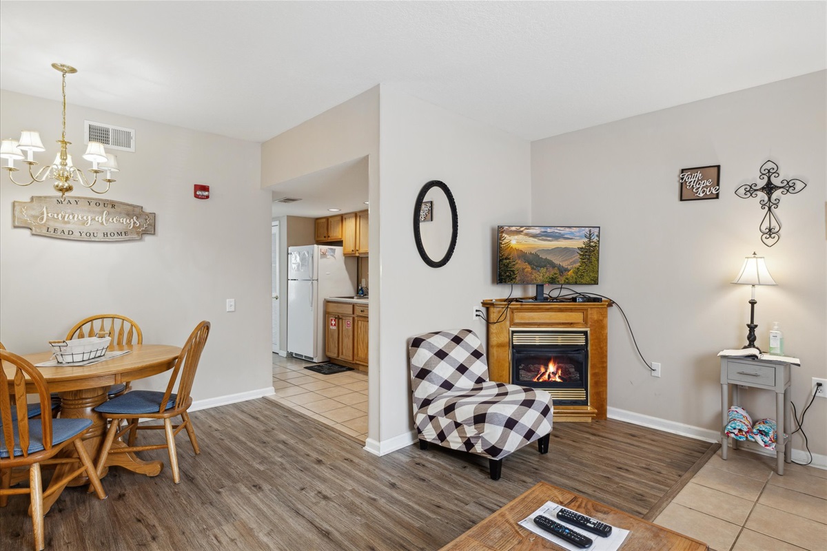 Gas fireplace (seasonal from October - April) 