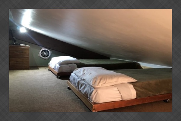 Loft area: 2 Twin beds.