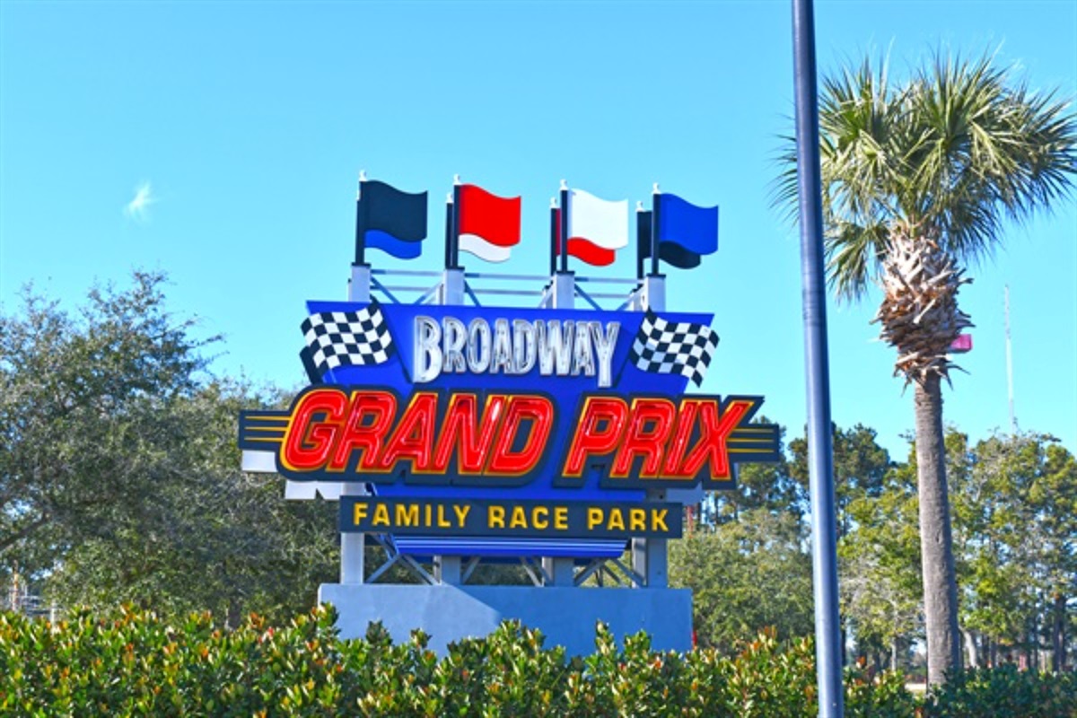  Short Drive to  Local Food and Attractions!
