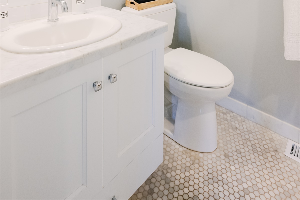 Shared full bathroom in Cookhouse.