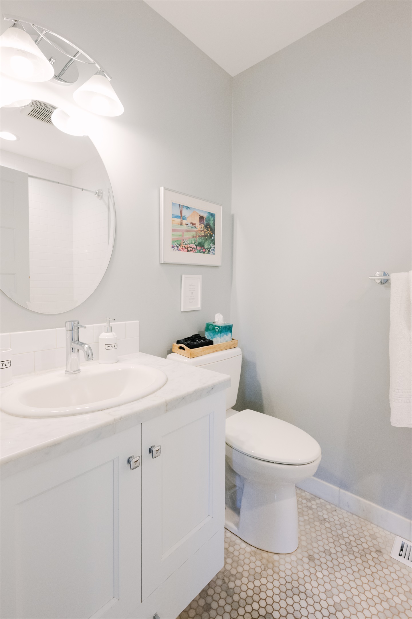 Shared full bathroom in Cookhouse.