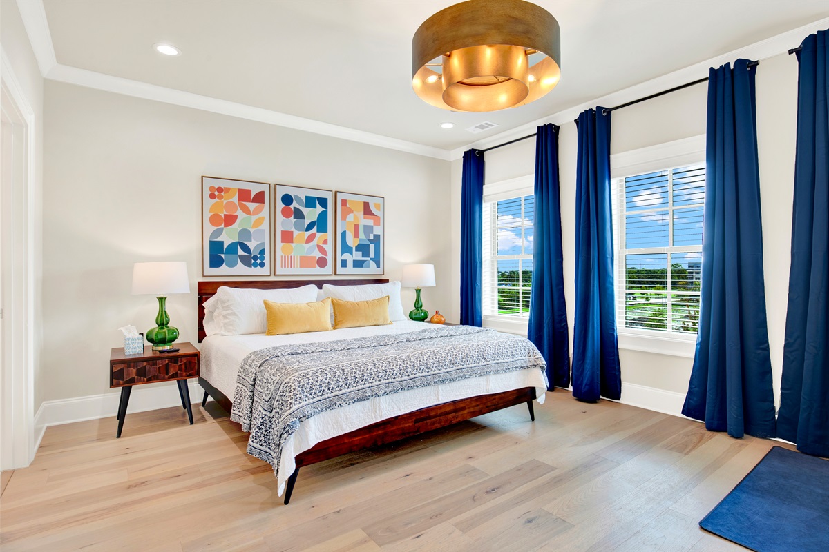 Primary King size bedroom w/ensuite bathroom