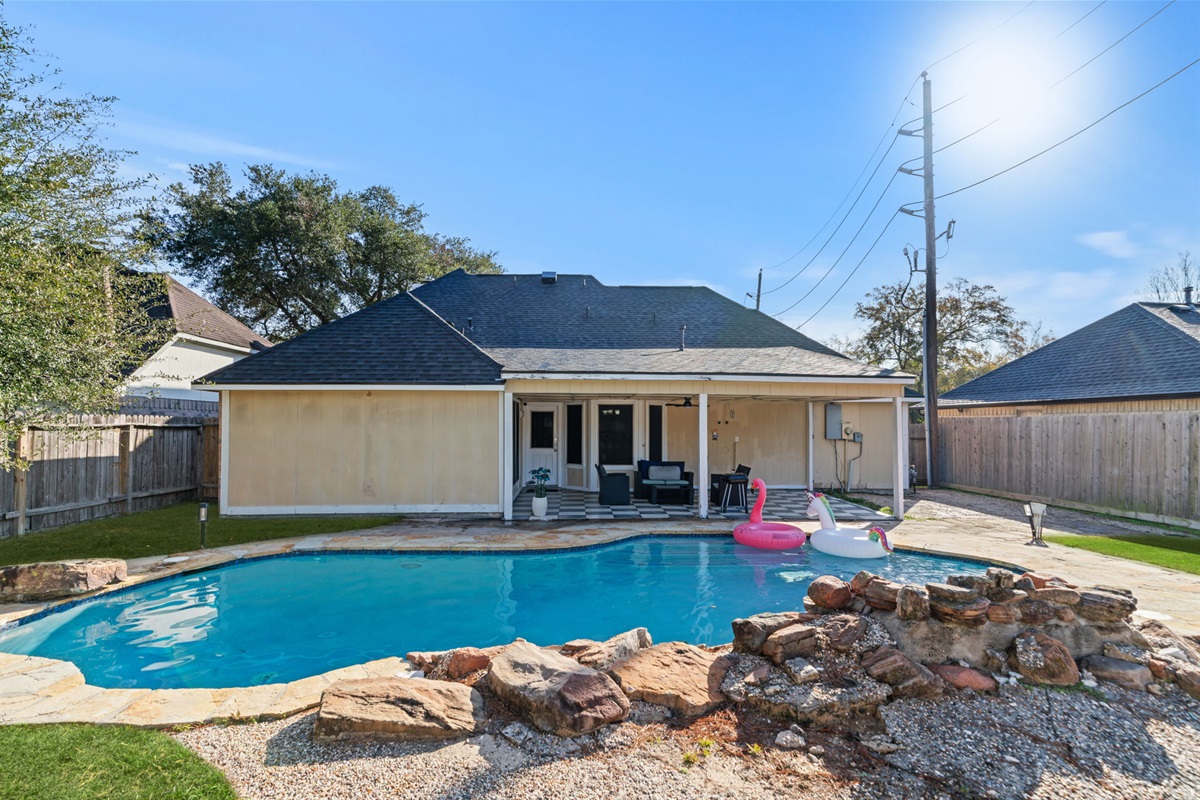 Your own sparkling pool in Humble — perfect for family fun and summer getaways.