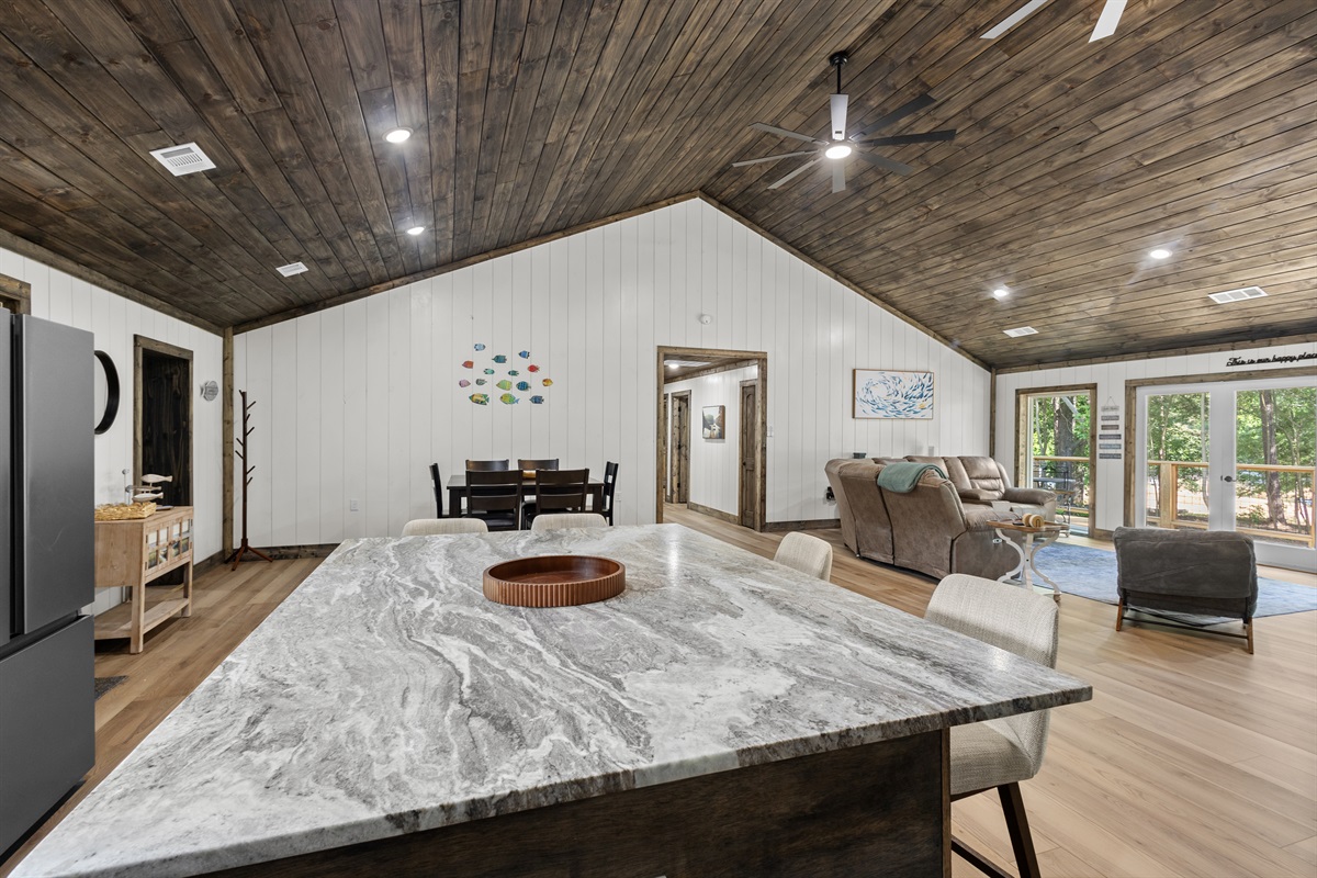 Kitchen with Island with seating for 4 