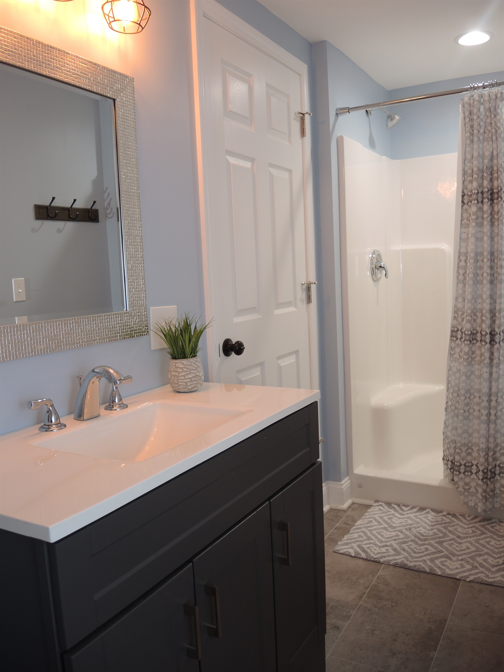 1st floor bath w/ shower