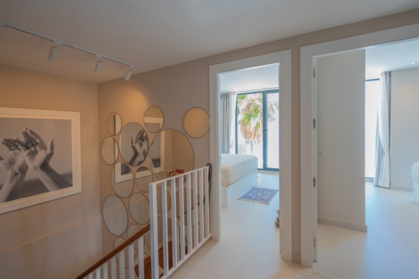 Ascend the staircase in Casa Folimanka, adorned with unique artwork from the owners. Round mirrors grace the walls, reflecting a touch of elegance. Discover a collection of books, inviting you to indulge in reading during your stay.