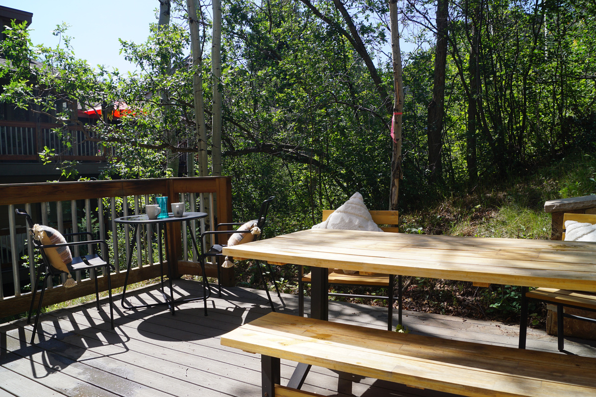 Deck nestled into the woods, quiet and private!