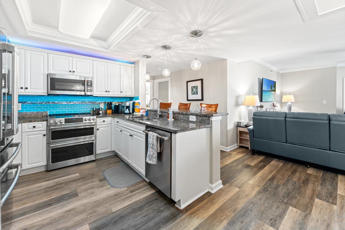 Beautiful well stocked kitchen