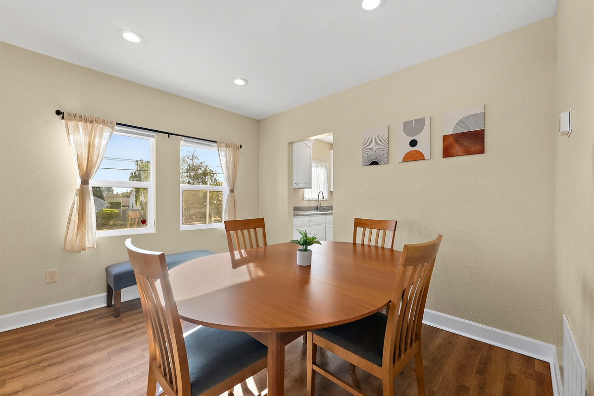 Comfortable dining for four