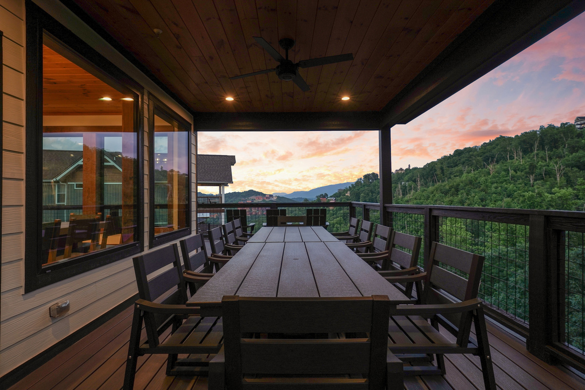 🍽️ Dining with a View – Enjoy meals together at the covered outdoor dining area overlooking the Smoky Mountains. Whether it’s morning coffee or dinner at sunset, the mountain views make every meal feel special.