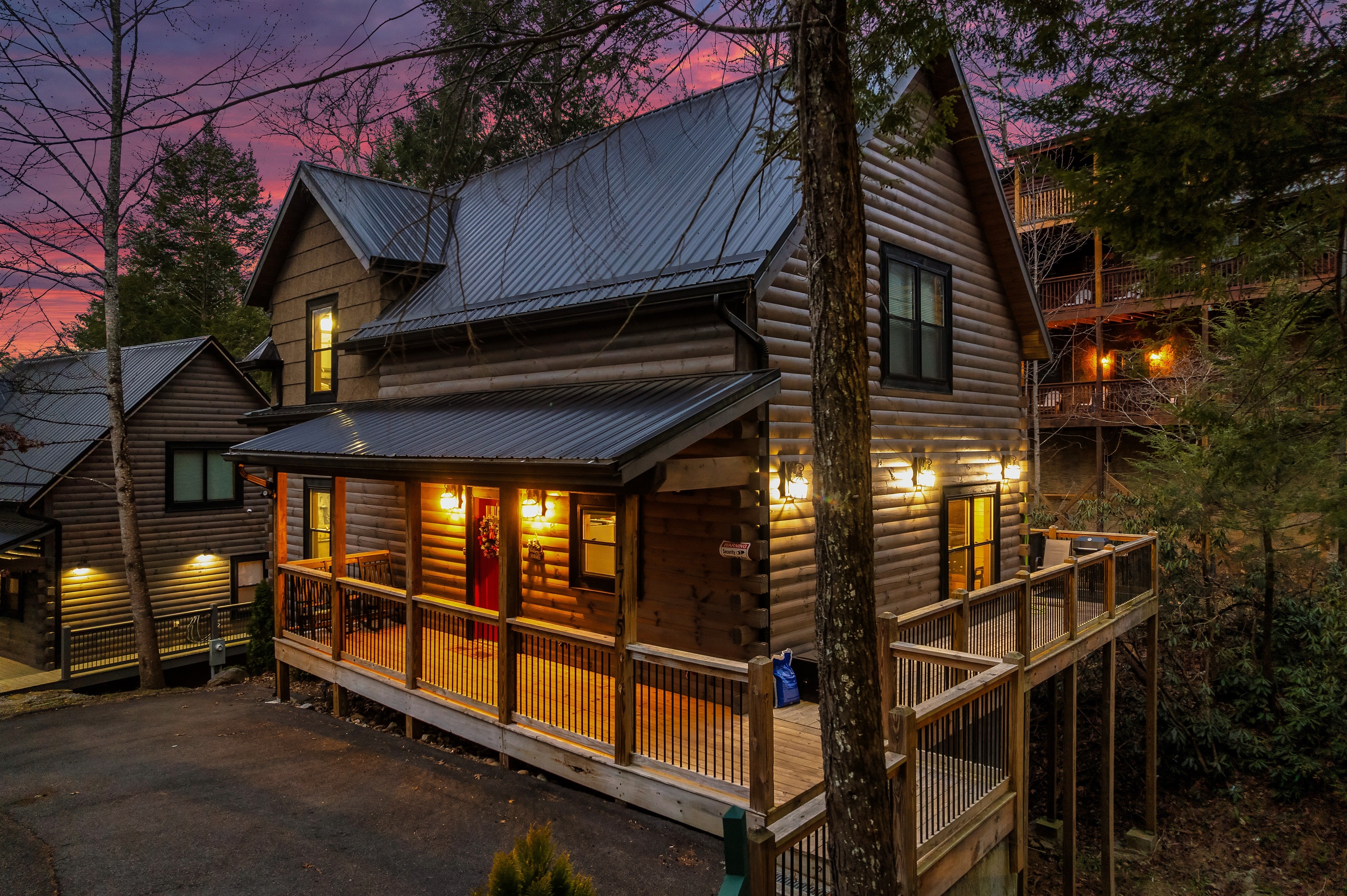 Mountain Retreat Exterior: Stunning views and inviting decks for unforgettable evenings!