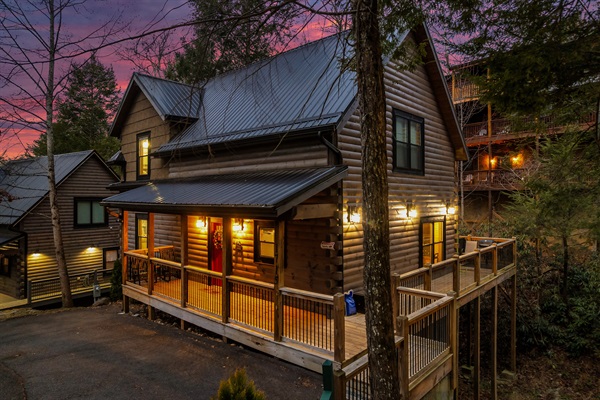Mountain Retreat Exterior: Stunning views and inviting decks for unforgettable evenings!