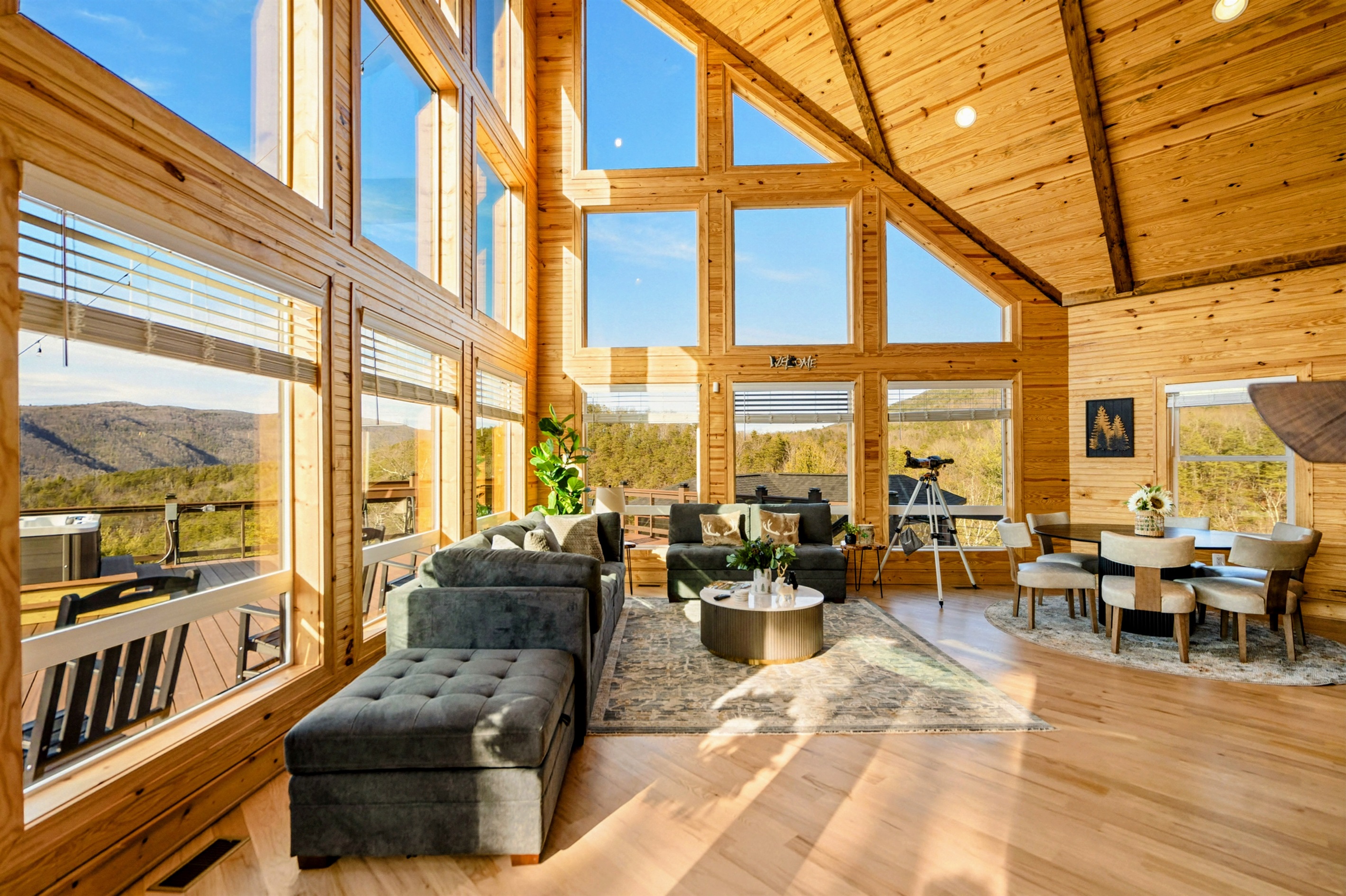 Open-Concept Living – A bright, airy Great Room seamlessly connects lounging, dining, and mountain views.