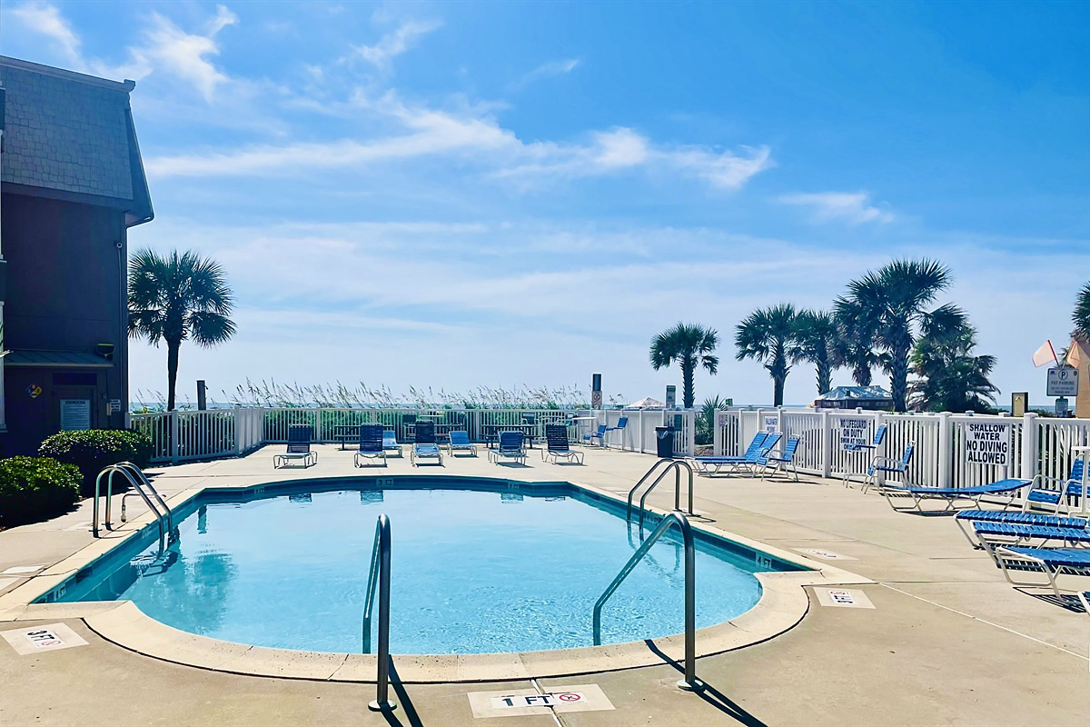 Pool – Outdoor pool overlooking the dunes, heated in season