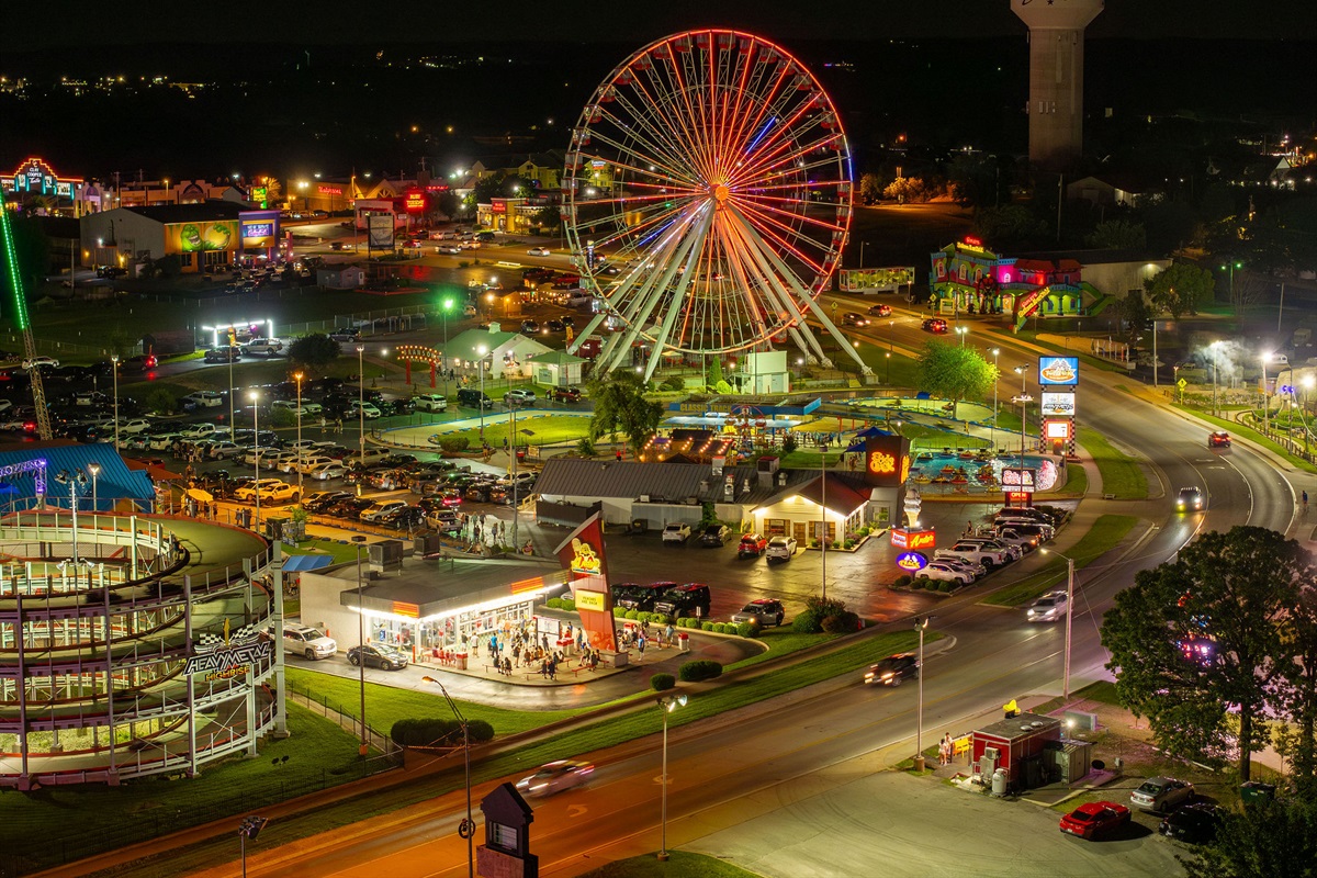 The wonderful 76 strip of Branson always has a place to eat and something to do!