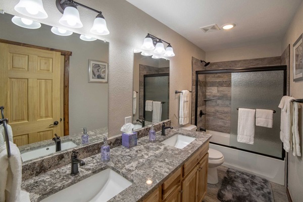 En suite Bathroom 4 with tub for Queen Bed/Twin Beds Bedroom