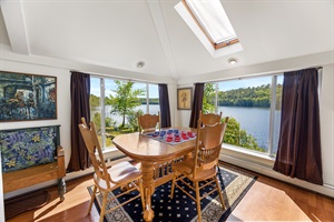 Dining room for 4 with stunning lakeview