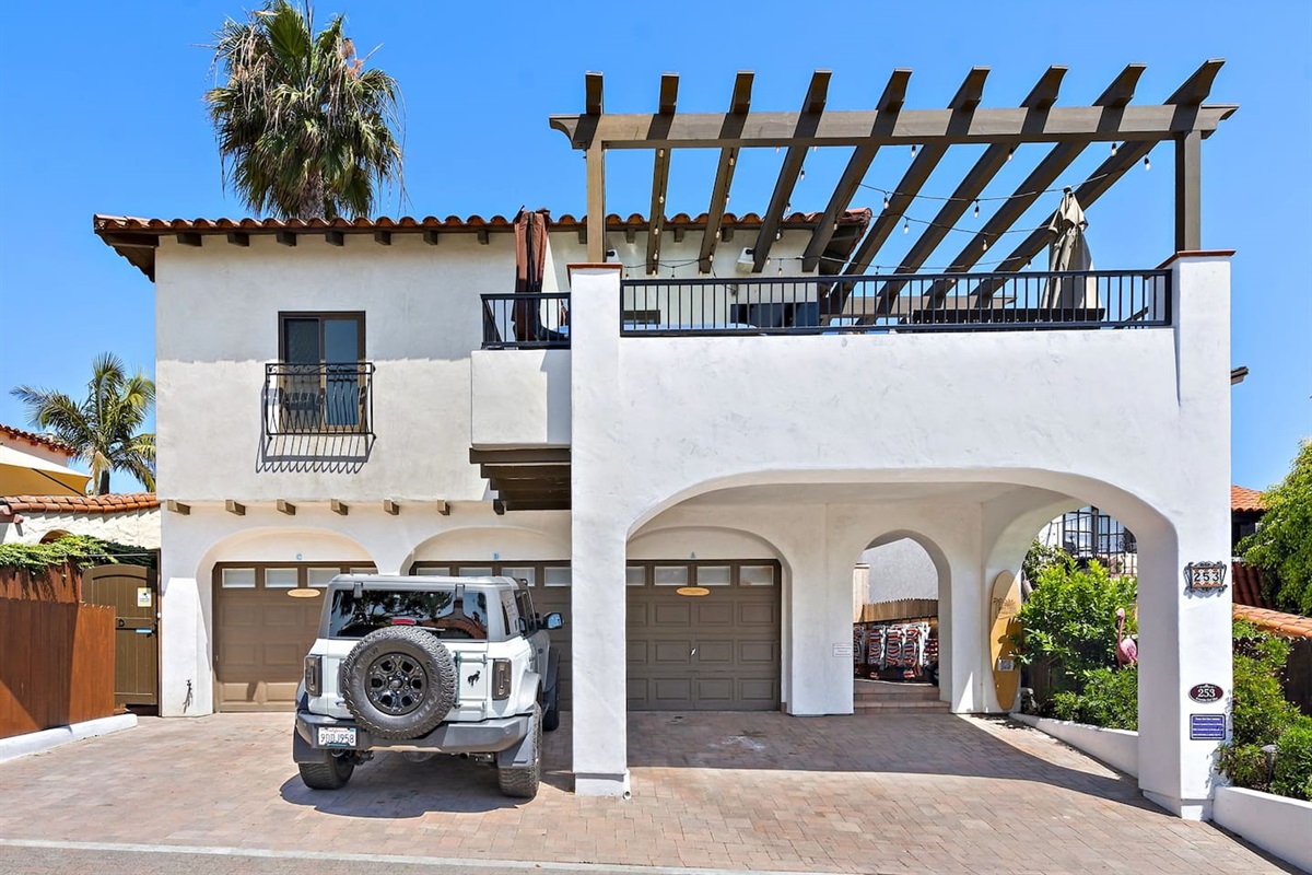 Another shot of the building.  Classic San Clemente Spanish revivalist design that makes San Clemente the quaint "Spanish Village by the Sea"