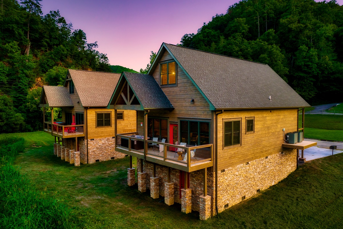Looking for a bigger cabin? Did you know that you can rent these two cabins as one? Inquire now for more info